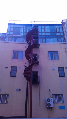 消防旋轉(zhuǎn)樓梯緊張施工中