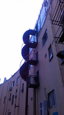 消防旋轉樓梯緊張施工中