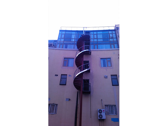 消防旋轉樓梯緊張施工中